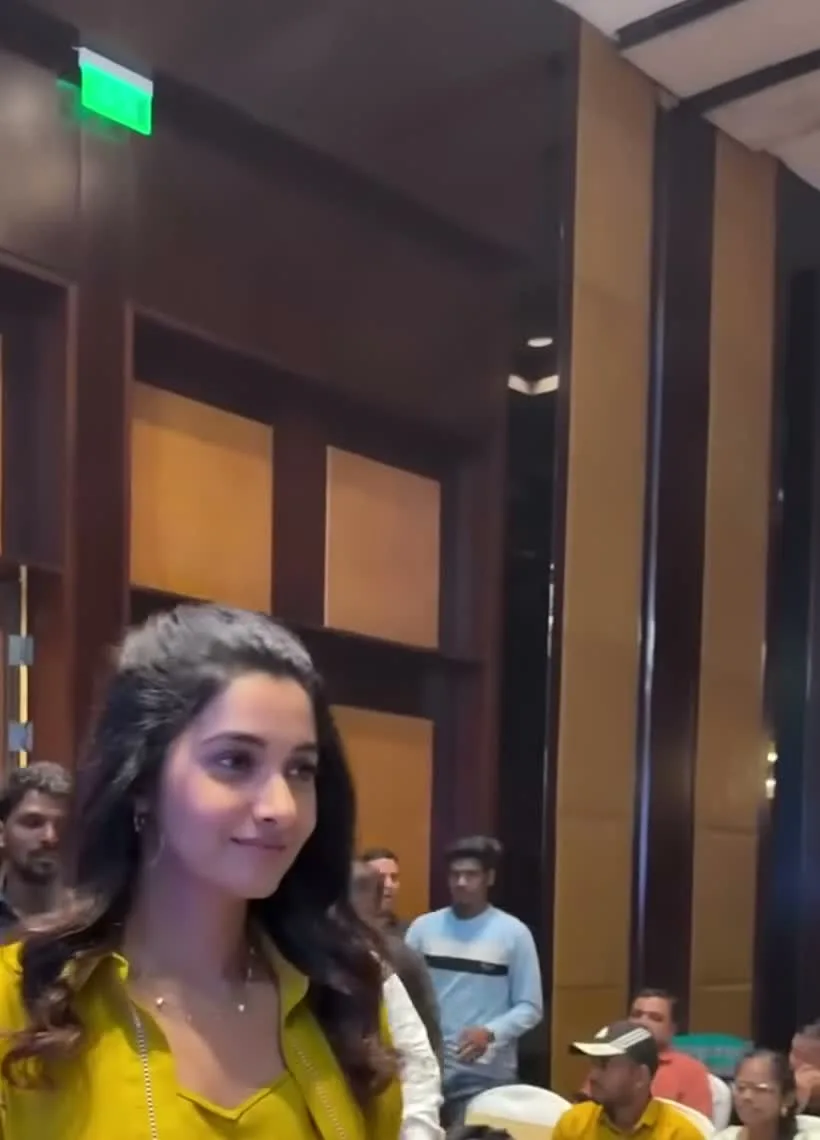 Priya Bhavani Shankar — Walking in: the hi-lo hem and how long the tunic actually runs