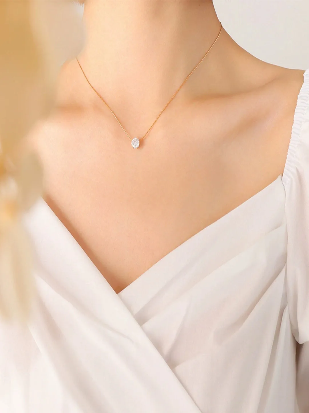 AQUASTREET Fine gold-toned chain with a single small pendant