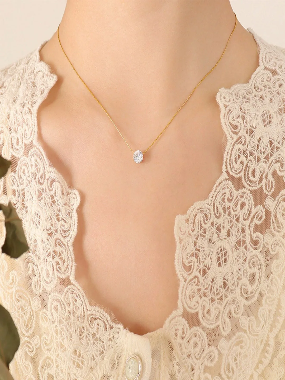 AQUASTREET Fine gold-toned chain with a single small pendant