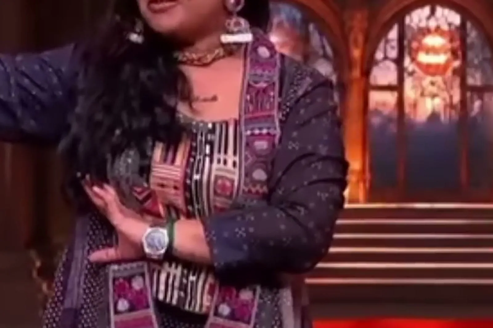 Vanitha Vijayakumar — Standing, three-quarter — how the open jacket hangs when she is not seated