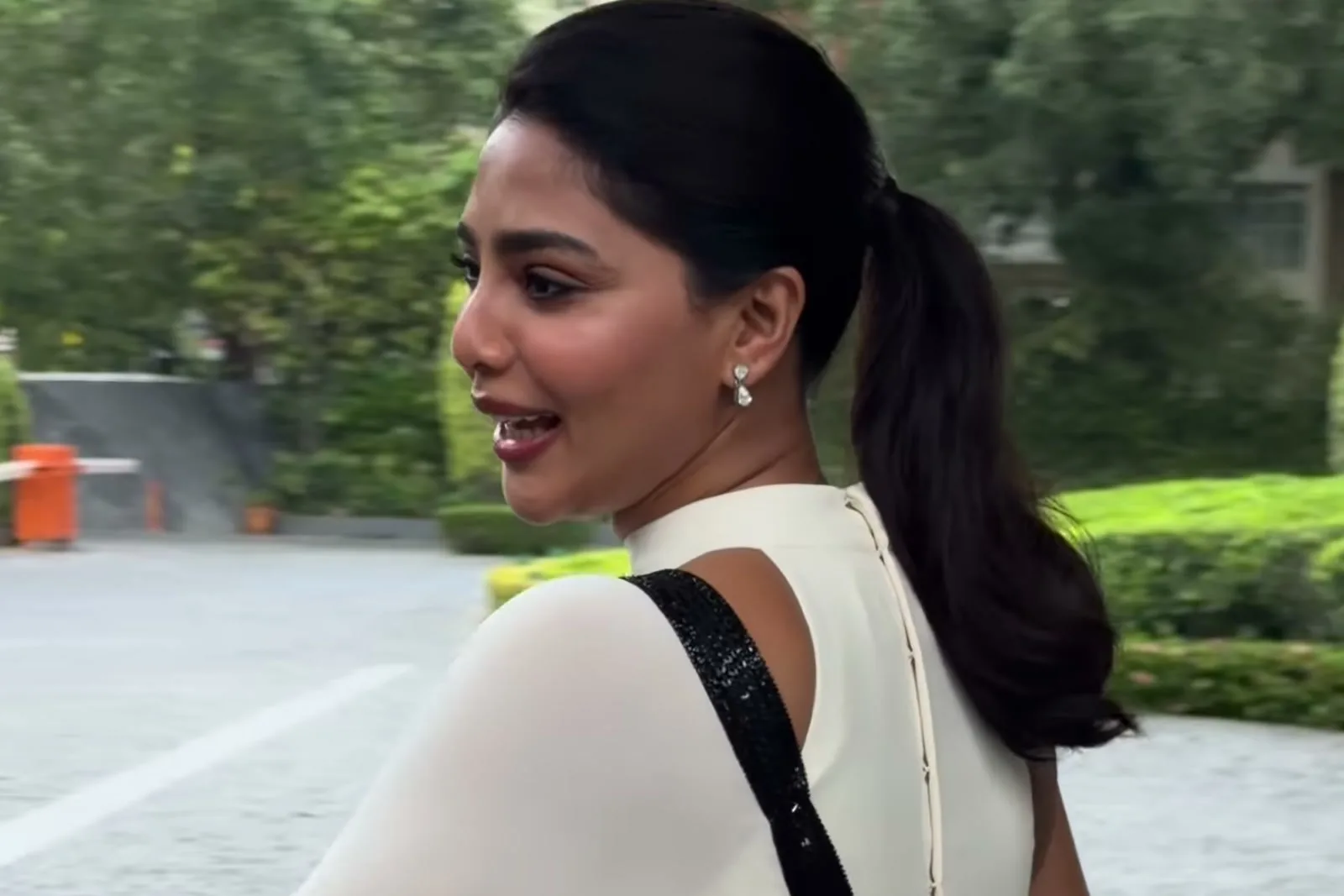 Aishwarya Lekshmi — Over the shoulder — the armhole cut right up to the neckband, and the black band crossing the back