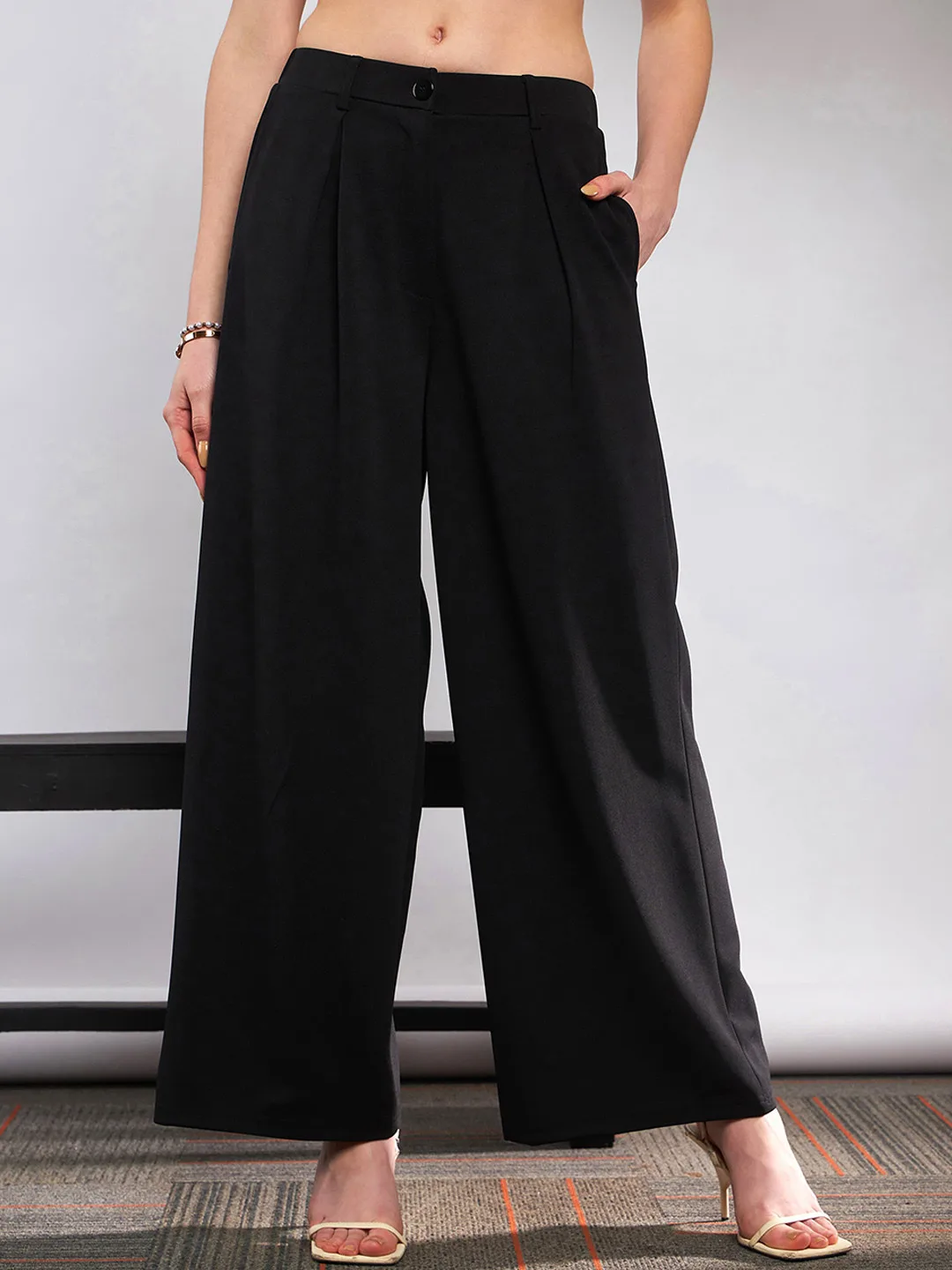 SASSAFRAS Black pleated wide-leg trousers